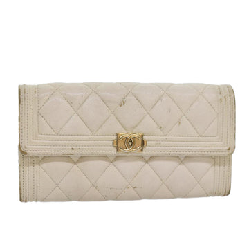 CHANEL Boy  Matelasse Wallet Caviar Skin White CC Auth 83236