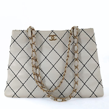 CHANEL quilted Shopper shoulder bag in white leather with blue stitching
