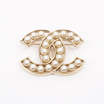Chanel Pearl CC Brooch Pearl / Gold Base Metal