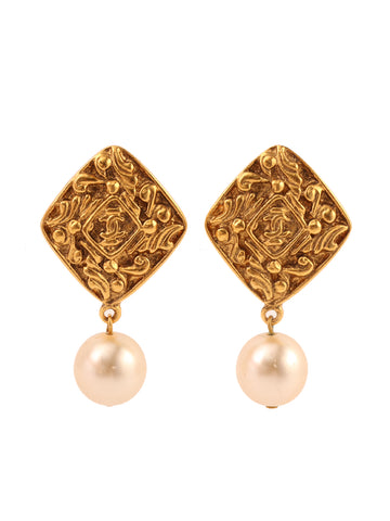 CHANEL Diamond Cc Mark Plate Pearl Swing Earrings Gold