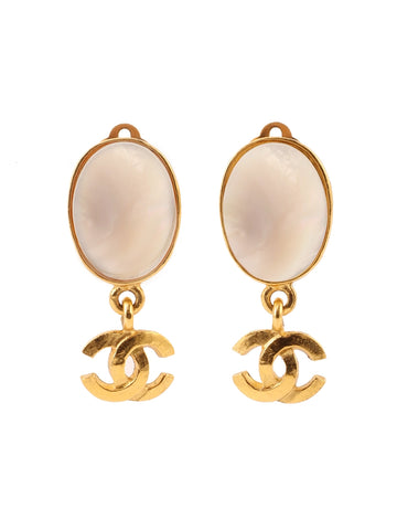 CHANEL 1995 Made Oval Cc Mark Swing Earrings Gold/Shell