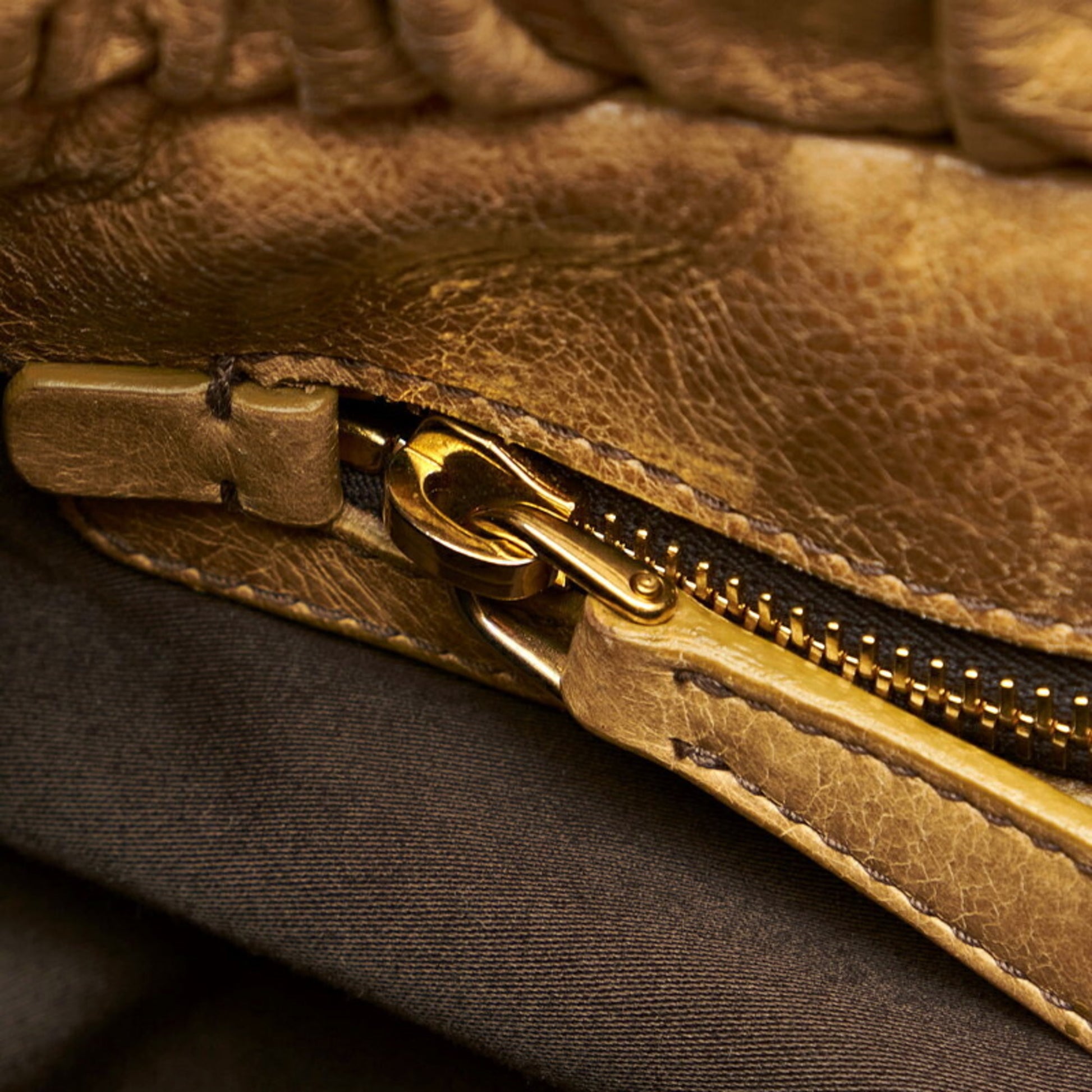 Leather handbag Miu Miu Beige in Leather - 33034138