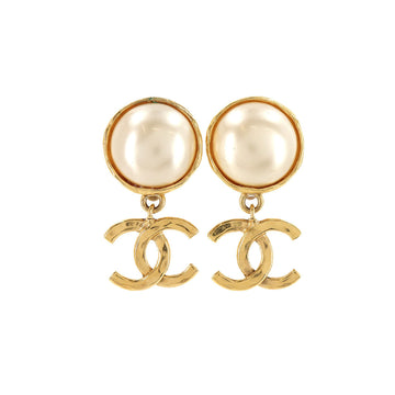 Chanel fake pearl here mark swing earrings gold white 94A vintage accessories Vintage Earrings