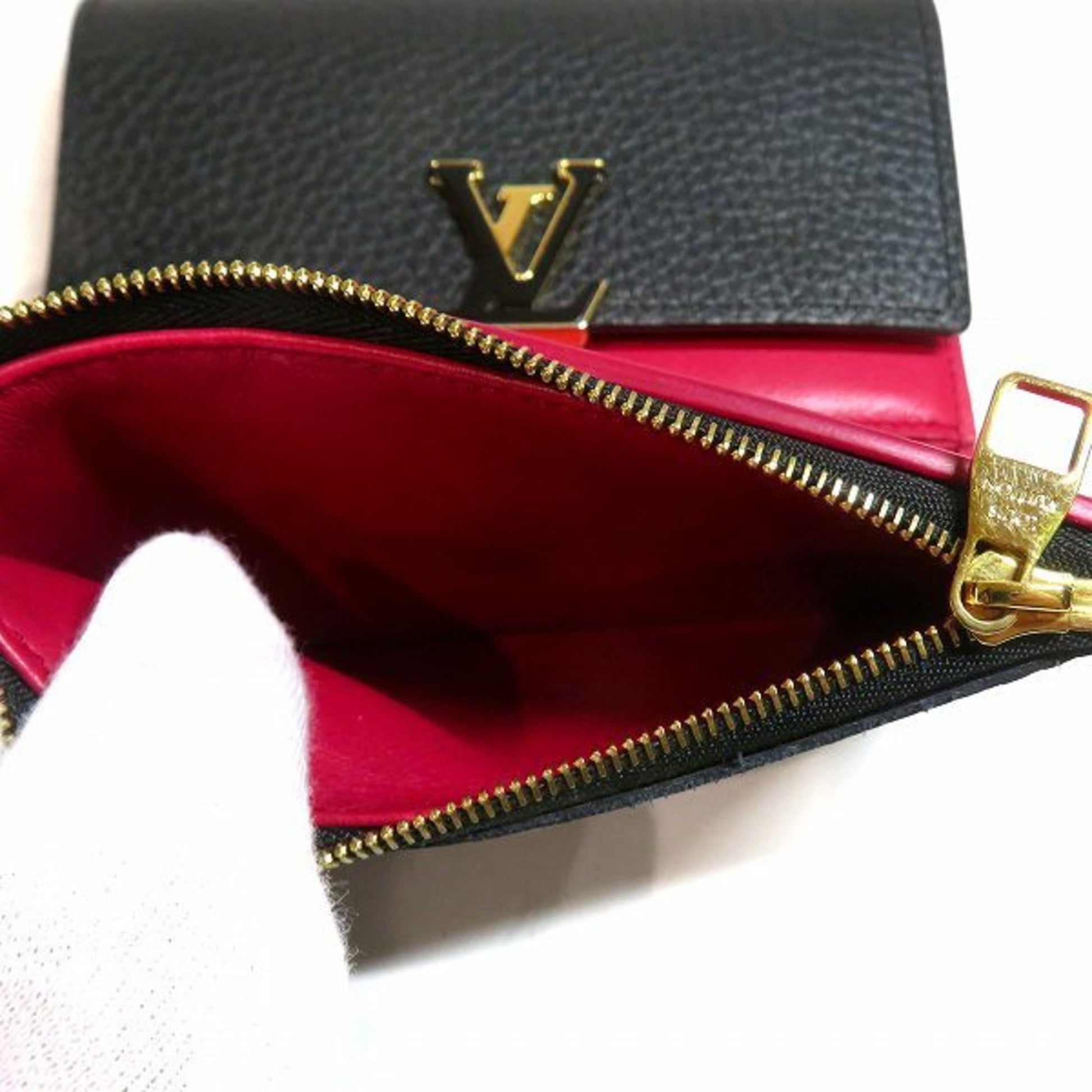 Louis Vuitton Women's Navy Taurillon Leather Capucines Wallet M63211 –  Luxuria & Co.