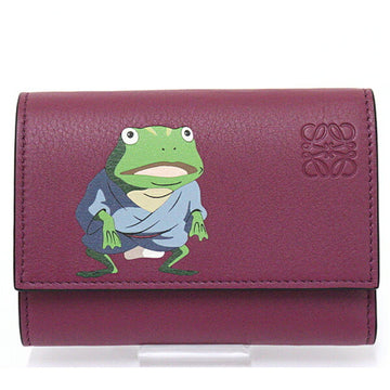 LOEWE x Studio Ghibli Collaboration Green Frog Vertical Small Trifold Wallet Leather C643S33X03 Bordeaux
