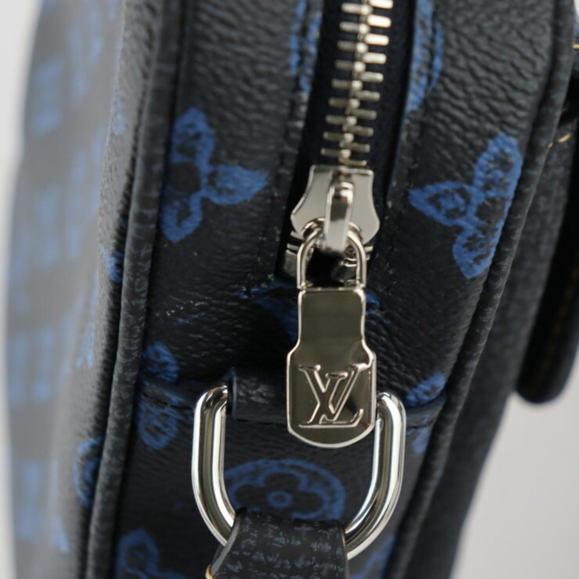 Túi Xách Louis Vuitton Christopher wearable wallet (M69404
