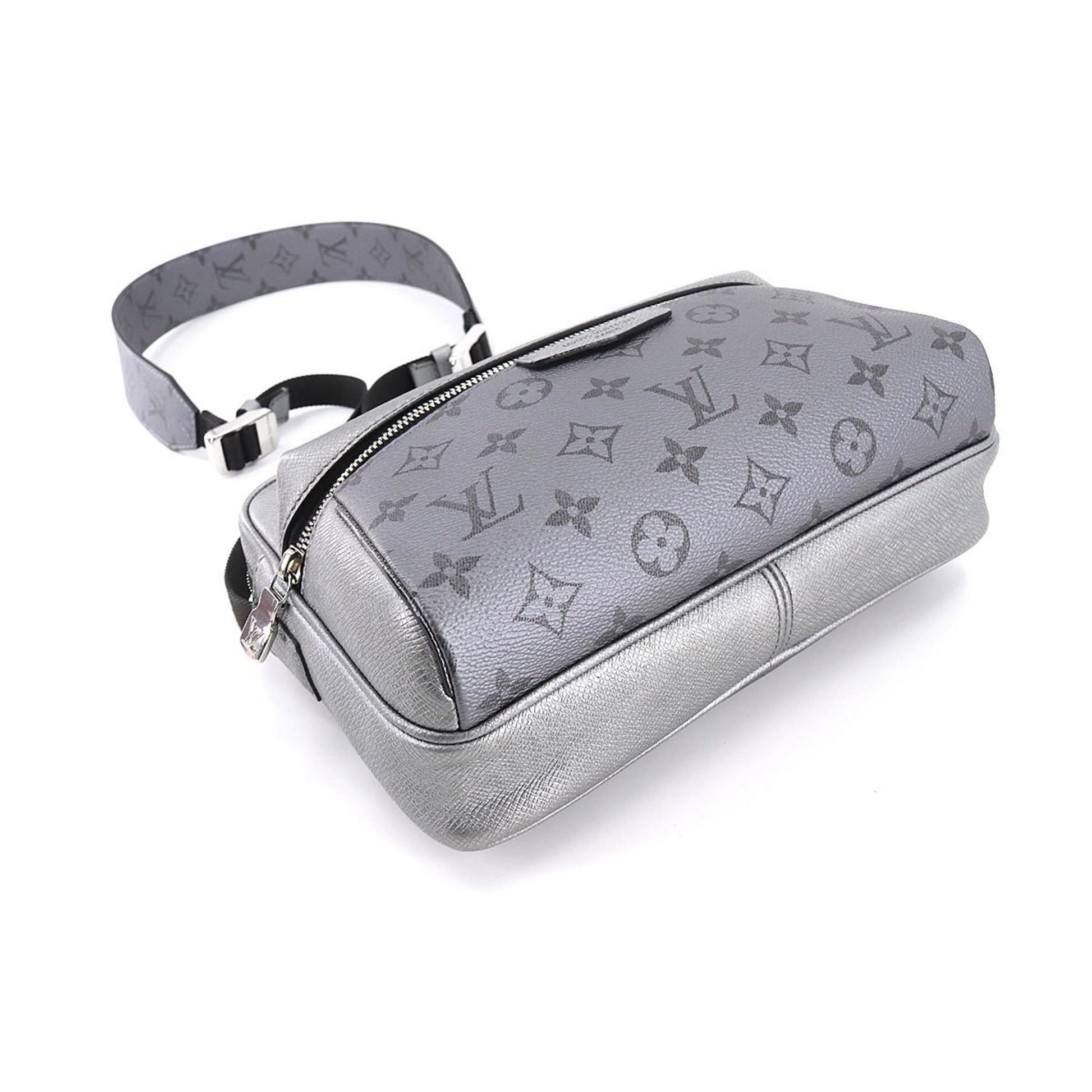 Louis Vuitton Taigarama Outdoor Flap Messenger (SHG-36893) – LuxeDH