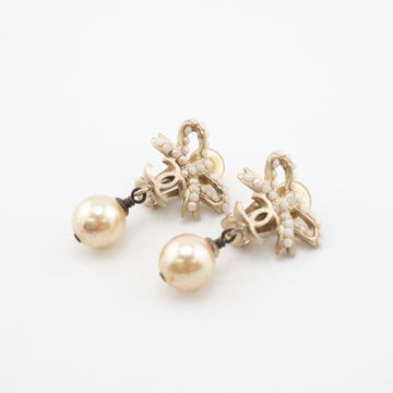 CHANEL Cocomark Ribbon 05P Fake Pearl Earrings Silver Women's