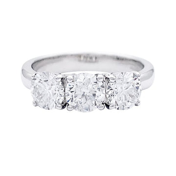 White gold and diamonds trilogie ring.
