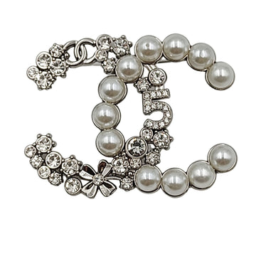 CHANEL N.5 brooch in metal and pearl