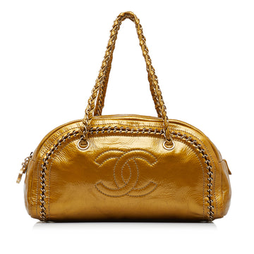 CHANEL Luxe Ligne Bowler Bag