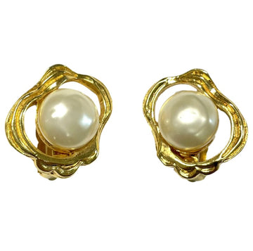 CHANEL Vintage gold tone oyster earrings with round pearl