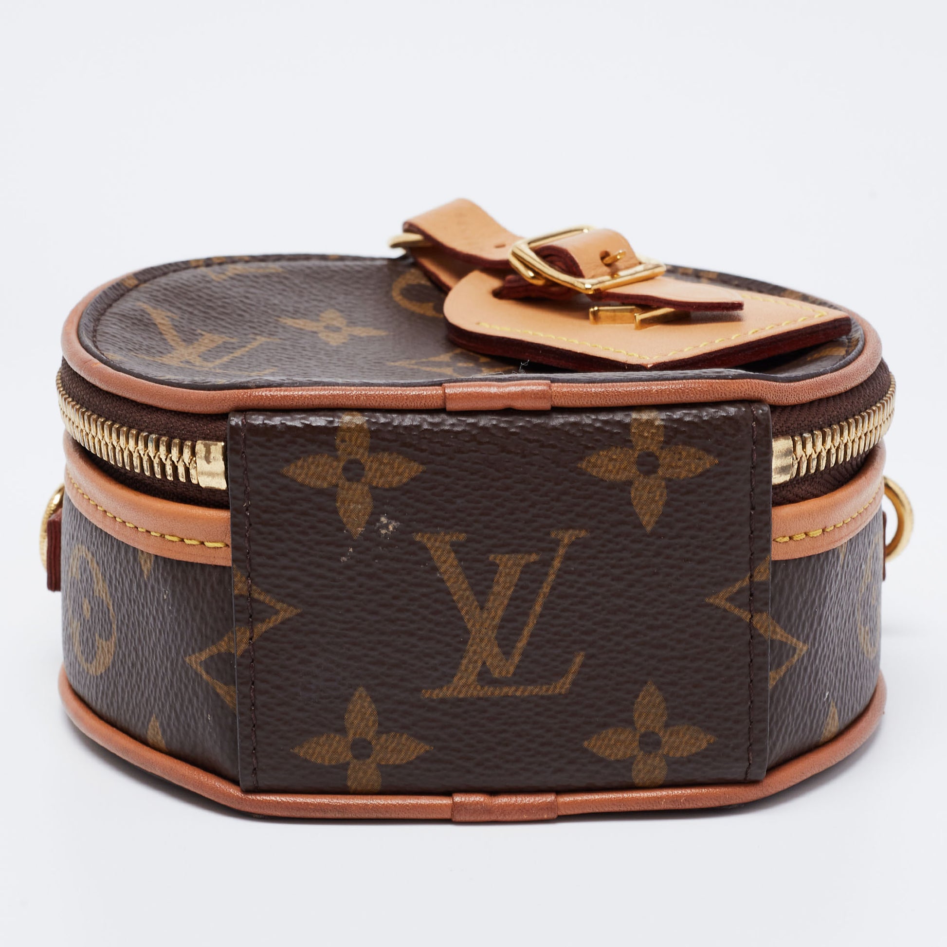 Louis Vuitton® Mini Boite Chapeau  Louis vuitton, Louis vuitton store,  Small leather goods