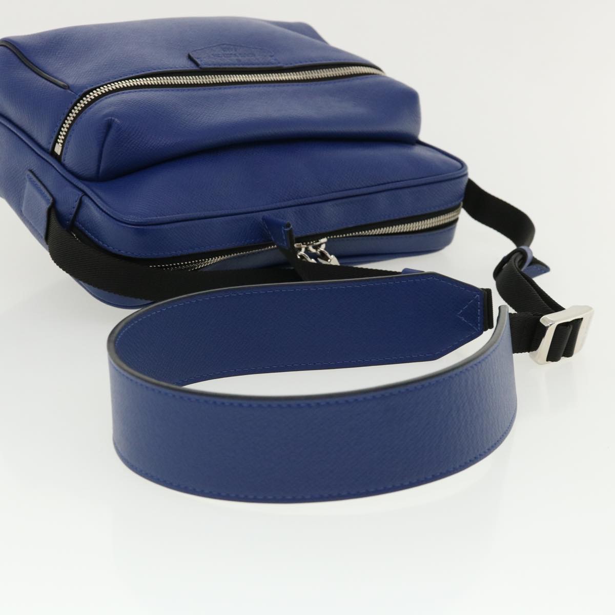Authentic LOUIS VUITTON Taiga Outdoor Messenger PM M33435 Shoulder bag  #260