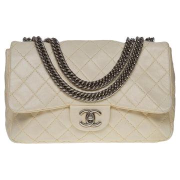 CHANEL Timeless/Classic double Flap shoulder bag in Beige quilted lambskin, SHW